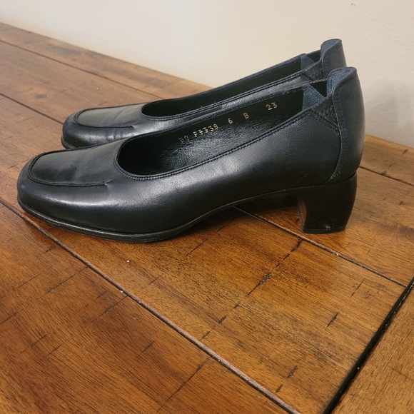 Vintage Cole Haan City Navy Pumps 6 - Picture 4 of 13